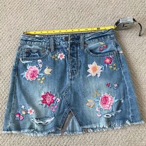 American Eagle Outfitters skirt with flowers! SZ 0
